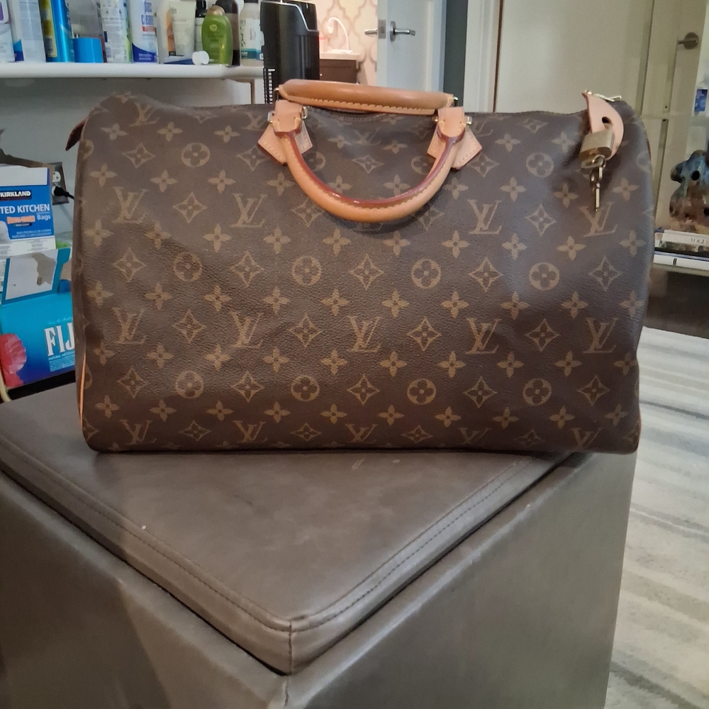 This "Speedy ( 40 )BAG IS FLAWLESS" Louis Vuitton Monogram Duffel Bag in..